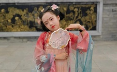 坐在上面慢慢摇